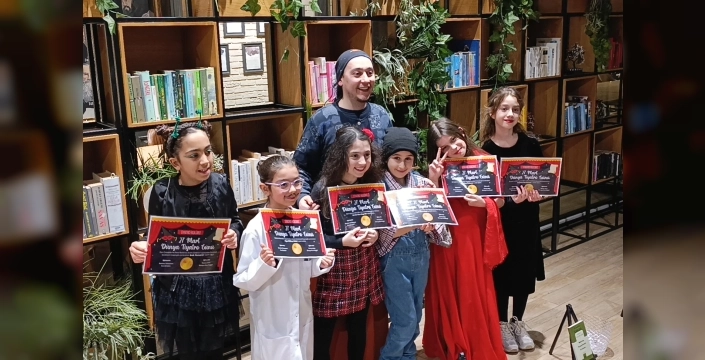 Bursa'da çocuklar, ünlü tiyatro tiratlarını sahneledi