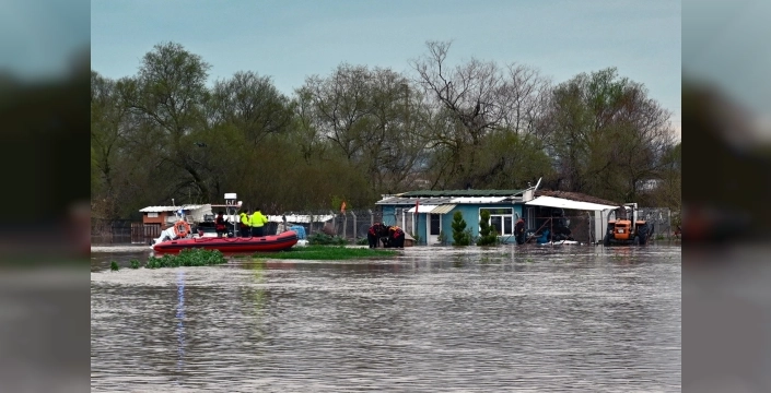 Bursa Karacabey'de su baskınında hayvan kurtarma operasyonu