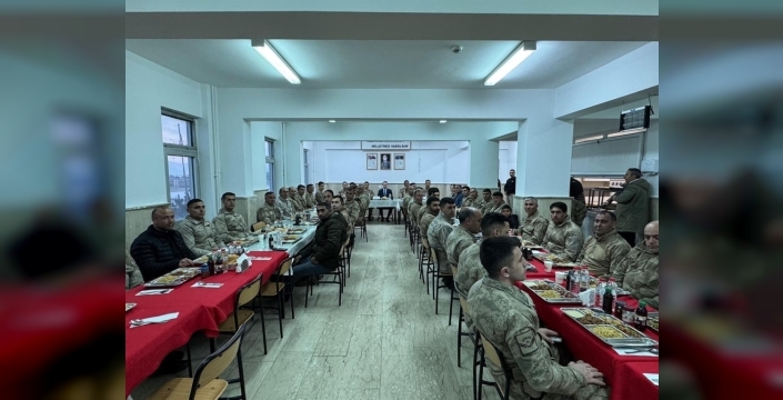 Çaldıran Kaymakamı Bakan, güvenlik korucularıyla iftarda bir araya geldi