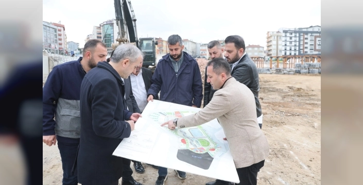 Çayırova'da Başkan Çiftçi, kent meydanındaki projeleri yerinde inceledi