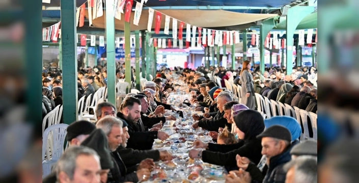 Demirci'de iftar sofrası, Ramazan'ın bereketini ve birlik ruhunu canlandırdı
