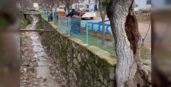 Demirci'deki tehlikeli dereye korkuluk yapılıyor: Mahalle sakinleri rahat nefes alacak