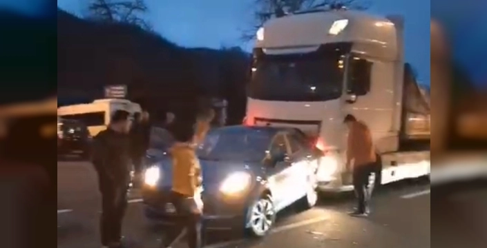 Düzce'de tüyler ürperten kaza: Köpeğe yol veren otomobile tır daldı!