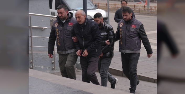 Eczacıya akrabasından korkunç saldırı: Sıvı yağla yakmaya çalıştı, camları taşladı