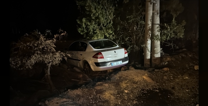 Elazığ'da yoldan çıkan otomobilde 4 yaralı