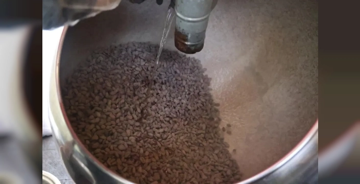 Elazığ'ın 'Beyaz Altını' Ramazan'da Taptaze Tatlarla Coştu: Badem Şekerine Yoğun Talep