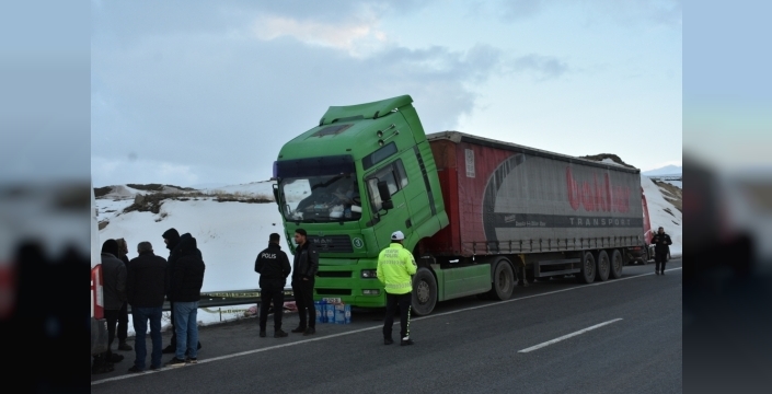 Erzurum'da arızalanan tırın yanında sürücü ölü bulundu