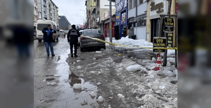 Erzurum'da çatıdan düşen buz kütleleri, bir can aldı