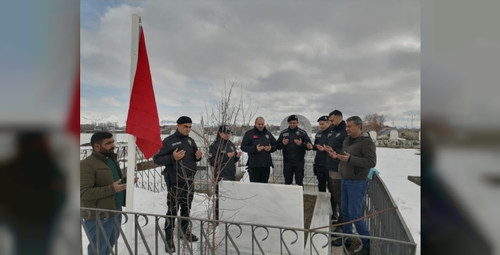 Erzurum'da Polis Ekiplerinden Duygusal Jest: Şehit Mezarlığından Alınan Bayrak Annesine Teslim Edildi