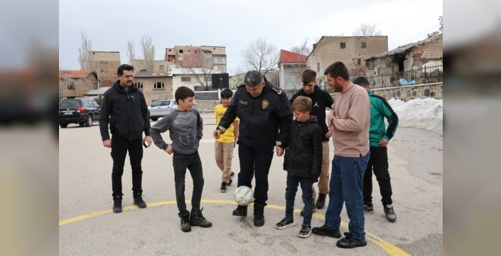 Erzurum Emniyet Müdürü, İmam Hatipli Öğrencilerle Sahaya İnerek Futbol Keyfi Yaşadı