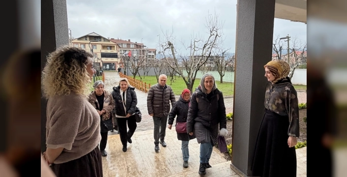 Gölcük'te Saygınlar Kulübü Kapılarını Araladı: Yaşlılara Saygı Haftası'nda Tanıtım Etkinlikleri Düzenlendi