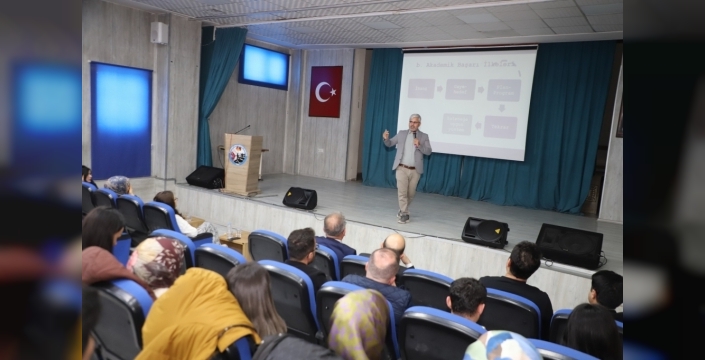 Hakkari'de aile temalı söyleşi yapıldı