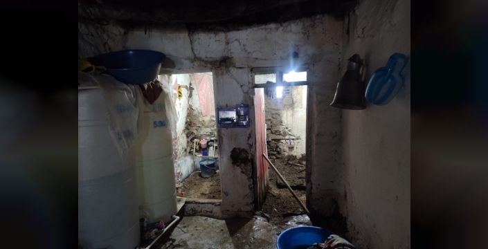 Hakkari'de yağışlar vurdu: Toprak ev kullanılamaz hale geldi, aile perişan!