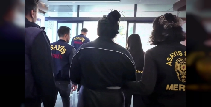 Hırsızlık şüphelileri Mersin'e gelirken minibüste yakalandı: 3 kişi tutuklandı