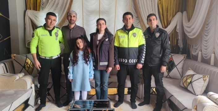 Hizan'da bayram coşkusu: Polislerden şehit ailesine anlamlı ziyaret