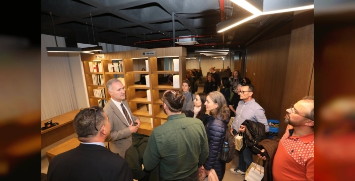 İspanyol misafirler İnegöl'ün 'Nöbetçi Kitaphanesi'ne hayran kaldı!