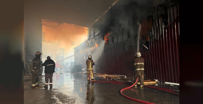 İzmir Buca'da sanayi yangını: 7 iş yeri zarar gördü