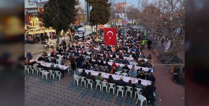 İzmir Çiğli'de Kadir Gecesi'nde binlerce kişi aynı sofrada buluştu