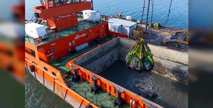 İzmir Körfezi'nde tarihi operasyon: 1 milyon ton çamur denizin dibinden çıkarıldı!