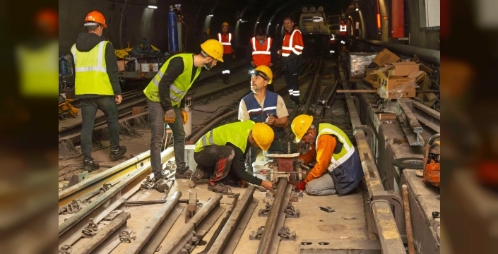 İzmir metrosunda sürpriz çalışma: Raylar değişiyor, ulaşım ESHOT'a emanet