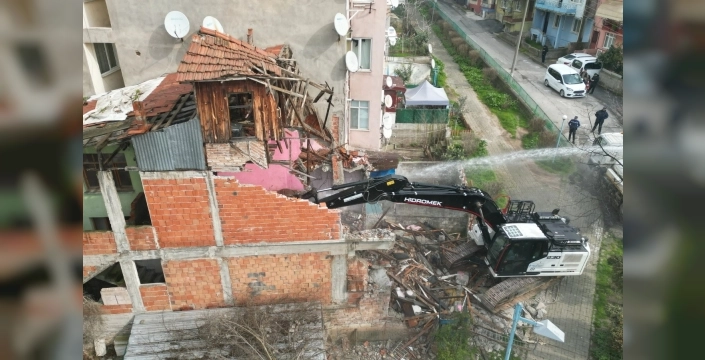 İzmit Kozluk'taki tehlikeli metruk bina yıkıldı