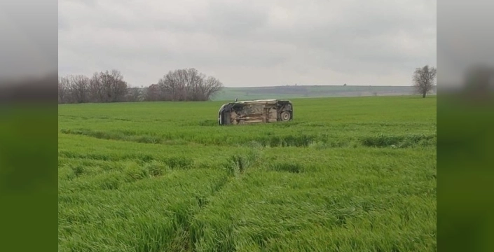 Keşan'da trafik kazası: Ticari araç buğday tarlasına uçtu