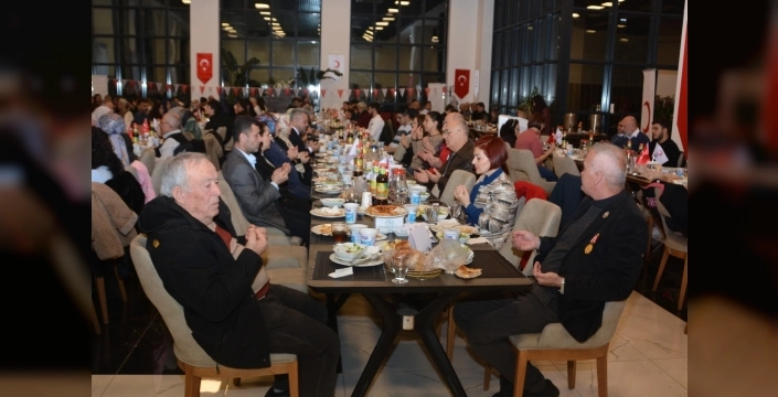 Kızılay Bornova, şehit ve gazi aileleri için anlamlı bir iftar düzenledi