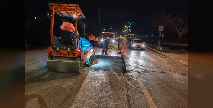 Kocaeli belediyesi gece yarısı mesaisinde: Şehir uykudayken hizmet devam ediyor