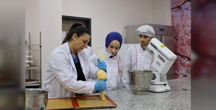 Kocaeli'de 'Beyaz Kalpler', gençler için umut ışığı oluyor