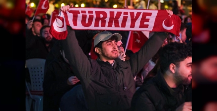 Kocaelililer, Romanya zaferini dev ekranda coşkuyla kutladı