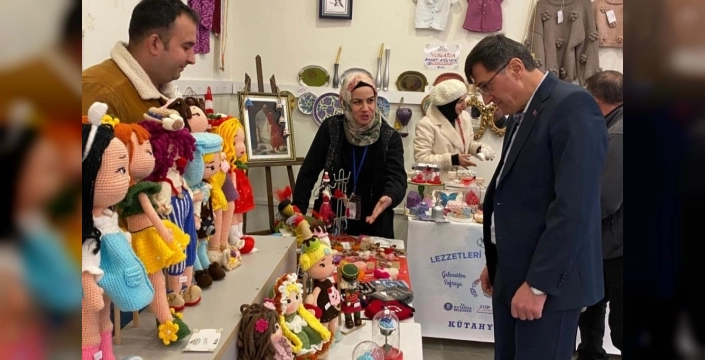 Kütahya'da Başkan Kahveci, yöresel stantlara destek ziyaretinde bulundu