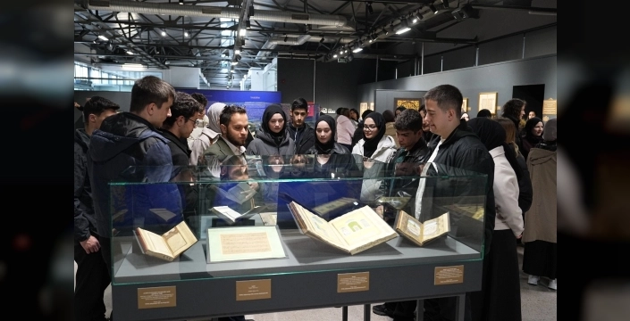 Kutsal Emanetler Sergisi Gençleri Büyülüyor: Manevi Miras Sahip Çıkıyor