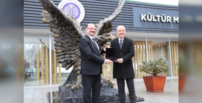 Lisans eğitiminde 3 yıla inme hazırlığı: YÖK Başkanı Özvar'dan önemli açıklamalar