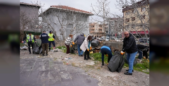 Maltepe'de bayram coşkusu: Gönüllülerle çevre temizliği yapıldı