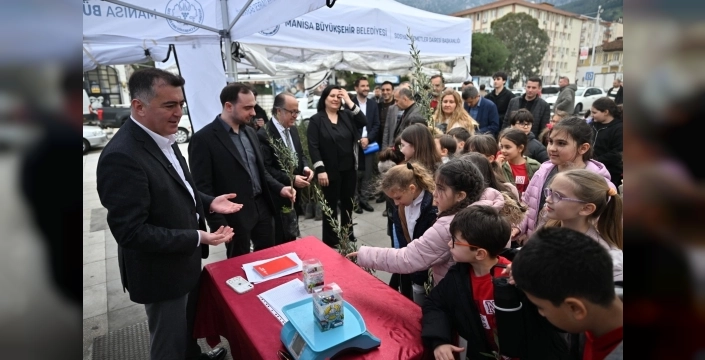 Manisa'da çevre bilinci artıyor: Atık piller toplanıyor, fidanlar veriliyor