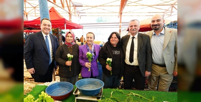 Manisa'da kadınlara 8 Mart sürprizi: Çiçek dağıtımı yapıldı
