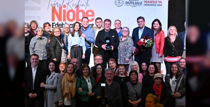 Manisa’da Nebil Özgentürk, sanatseverlerle keyifli bir buluşma gerçekleştirdi