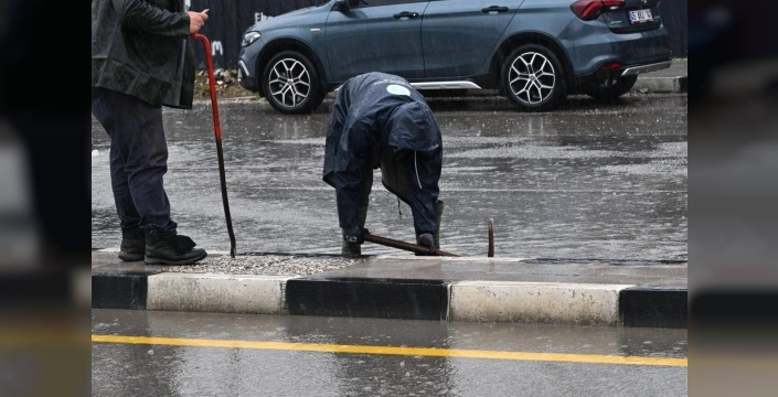 Manisa, sağanak yağışa karşı tüm ekipleriyle seferber oldu