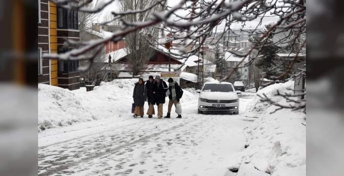 Mart sonunda Kars ve Ardahan'a kar sürprizi: Ulaşım aksadı