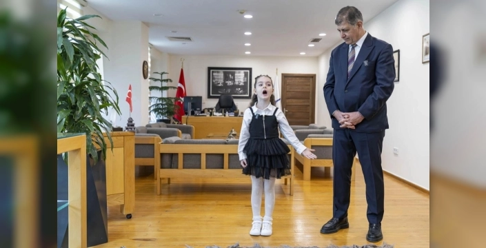 Minik Meryem, İstiklal Marşı’nı ezbere okuyor