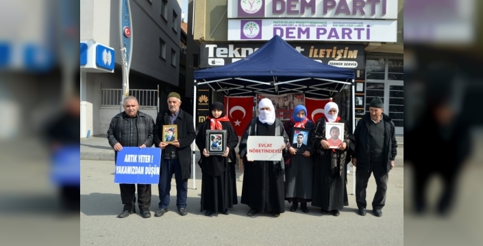 Muş'ta aileler evlatlarına kavuşmak için DEM Parti önünde eylemlerine devam ediyor