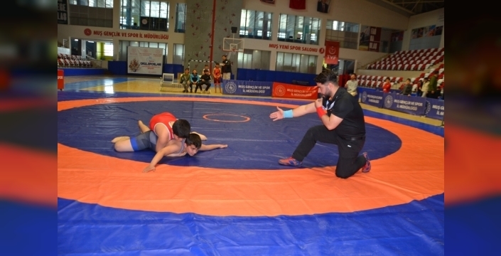 Muş'ta minik güreşçiler şampiyonluk için mindere çıktı
