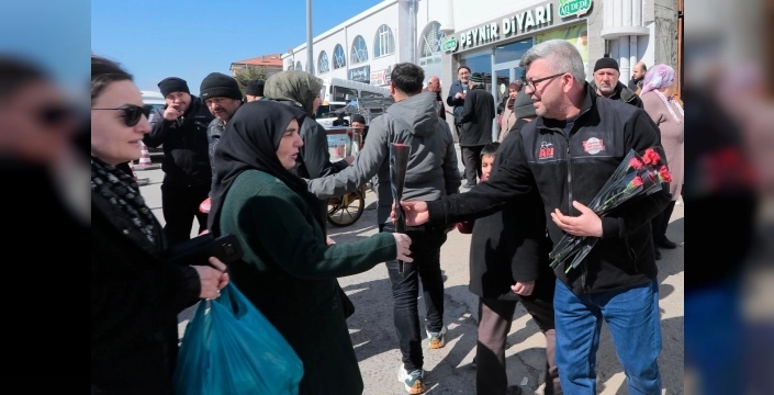 Nevşehir'de Kadınlar Günü'nde 5 Bin Çiçek Dağıtıldı