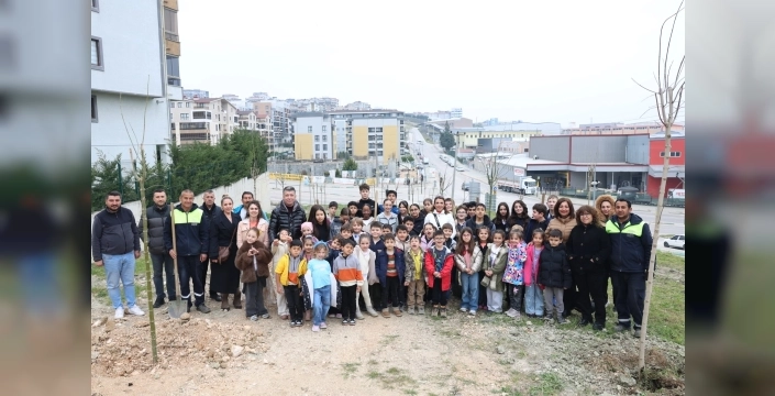 Nilüfer'de minik eller doğaya nefes oldu: Fidanlar toprakla buluştu