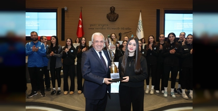 Nilüfer'in genç voleybolcuları kupayı meclise taşıdı: 1. Lig'e yükseliş sevinci
