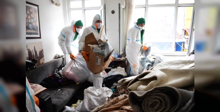 Osmangazi Belediyesi Kayıhan'daki çöp eve mahkeme kararıyla neşter vurdu: 4 kamyon çöp çıktı!