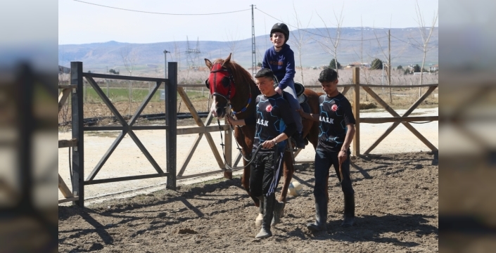 Otizmli çocuklar için atlı cirit gösterisi: Malatya'da unutulmaz anlar