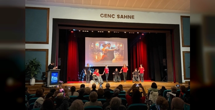 Tekerlekli sandalyeli dansçılardan 'Engelsiz Sanat' gecesiyle büyüleyen performans