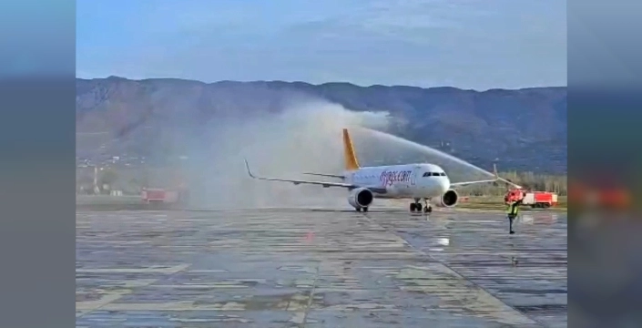 Tokat-İzmir uçuşları başladı: İlk sefere su takı seremonisi ile karşılandı