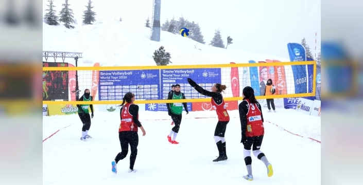 Uludağ'da karla kaplı sahada nefes kesen voleybol düellosu: Dünya turu heyecanı yaşandı!